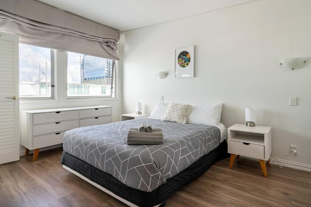 Spacious Penthouse With Spectacular Harbour Views! Auckland Eksteriør billede